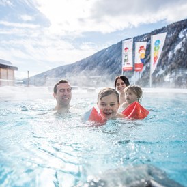 Familienhotel: beheizter Outdoor Pool Winter - Familienhotel Huber