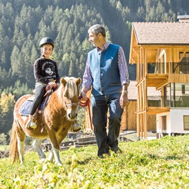 Familienhotel: Pony reiten - Familienhotel Huber
