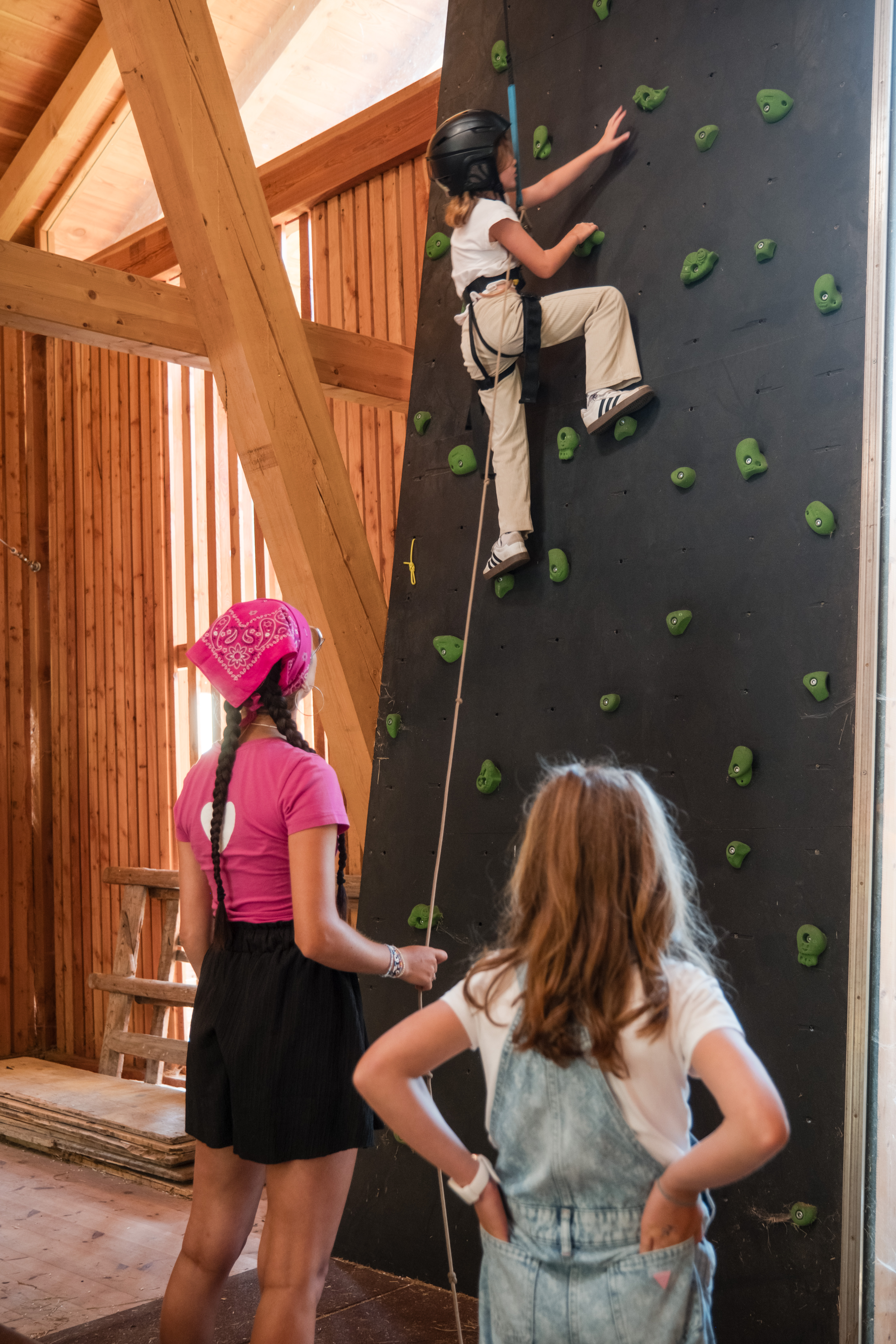 Familienhotel: Spielscheune Kletterwand - Familienhotel Huber