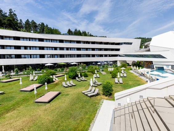 Kinderhotel: Thermenhotel Karawankenhof & die KärntenTherme - Aussenansicht mit Liegewiese - Thermenhotel Karawankenhof **** - Das Hotel der Kärnten Therme