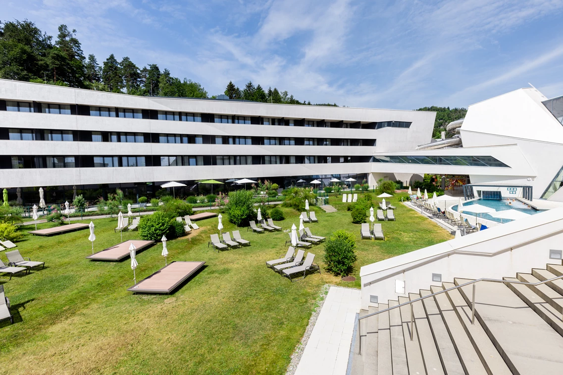 Kinderhotel: Thermenhotel Karawankenhof & die KärntenTherme - Aussenansicht mit Liegewiese - Thermenhotel Karawankenhof **** - Das Hotel der Kärnten Therme