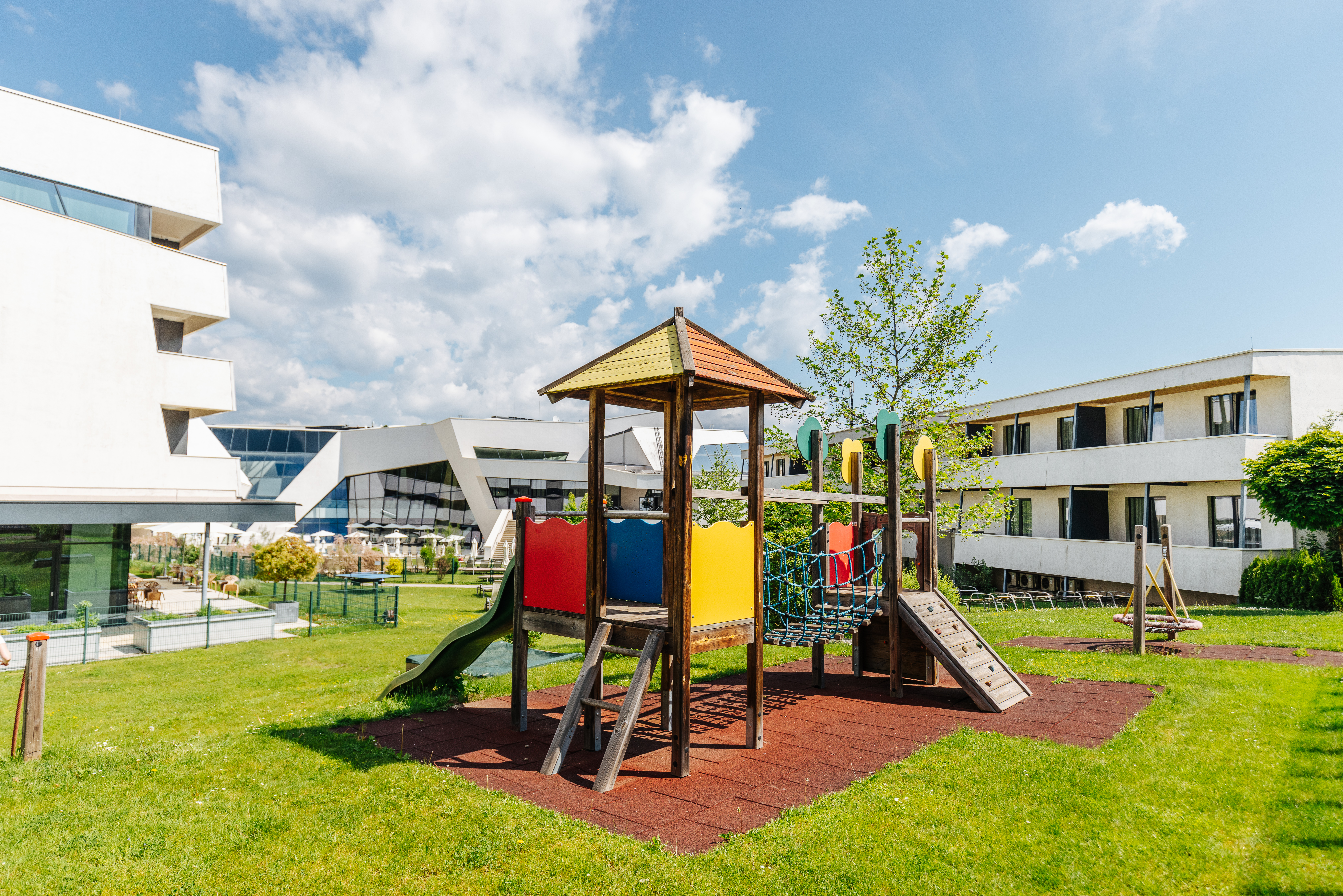 Familienhotel - Wasserrutsche - Gmünd (Gmünd in Kärnten) - Kinderspielplatz im Thermenhotel Karawankenhof  - Thermenhotel Karawankenhof **** - Das Hotel der Kärnten Therme