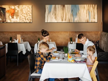 Kinderhotel: Essen im Restaurant - Thermenhotel Karawankenhof **** - Das Hotel der Kärnten Therme