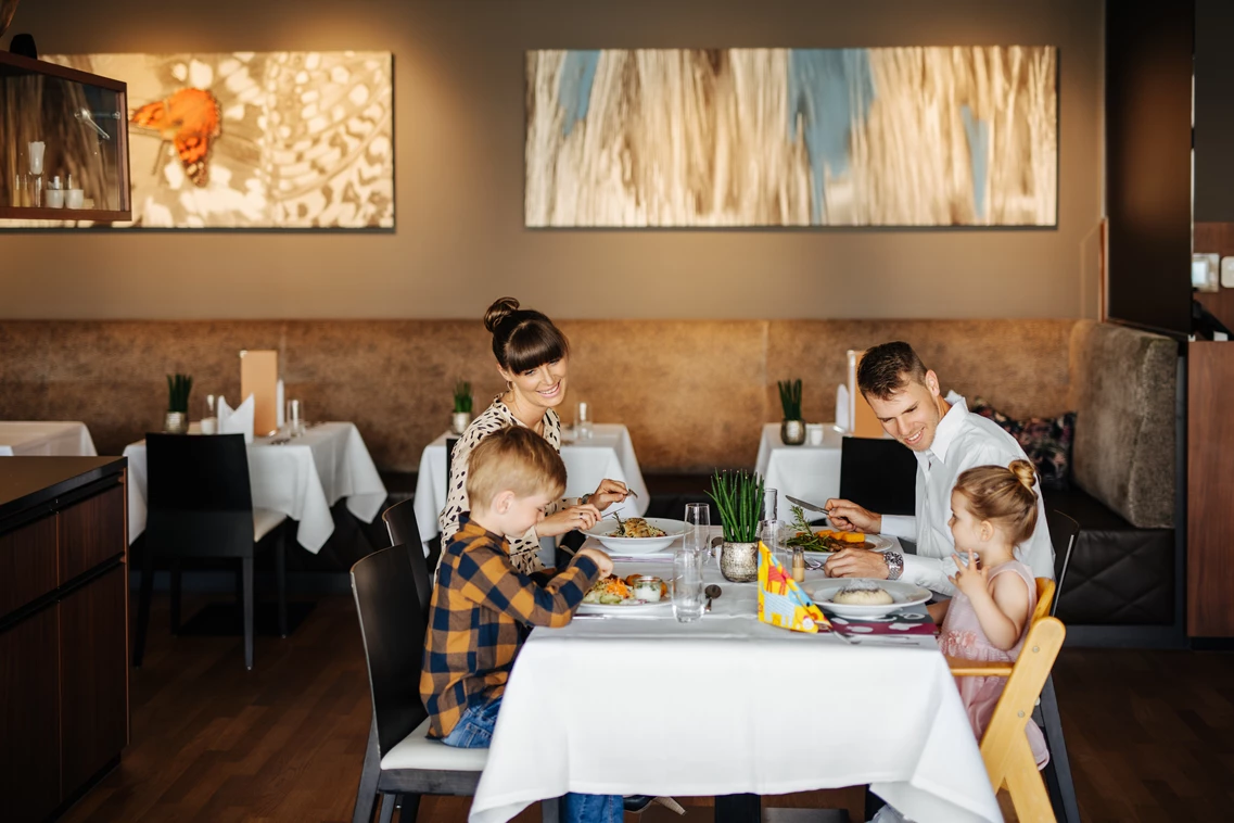 Kinderhotel: Essen im Restaurant - Thermenhotel Karawankenhof **** - Das Hotel der Kärnten Therme