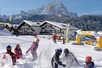 Kinderhotel: Direkt an den Skipisten des Skigebiets Gröden Sellaronda und unmittelbar am Treffpunkt der Skischulen gelegen... - Family Hotel Biancaneve