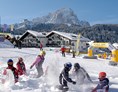 Kinderhotel: Direkt an den Skipisten des Skigebiets Gröden Sellaronda und unmittelbar am Treffpunkt der Skischulen gelegen... - Family Hotel Biancaneve