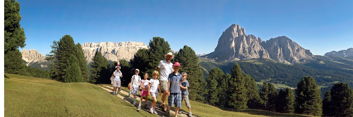 Kinderhotel: Geführte Wanderungen inmitten des UNESCO- Weltnaturerbe der Dolomiten - Family Hotel Biancaneve