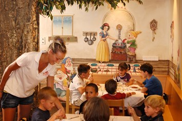 Kinderhotel: Unseren kleinen Gästen bieten wir im eigens für sie eingerichteten Speisesaal „7 Zwerge“ kindgerechte Speisen und die konstante Betreuung unserer Kinderbetreuer an. - Family Hotel Biancaneve
