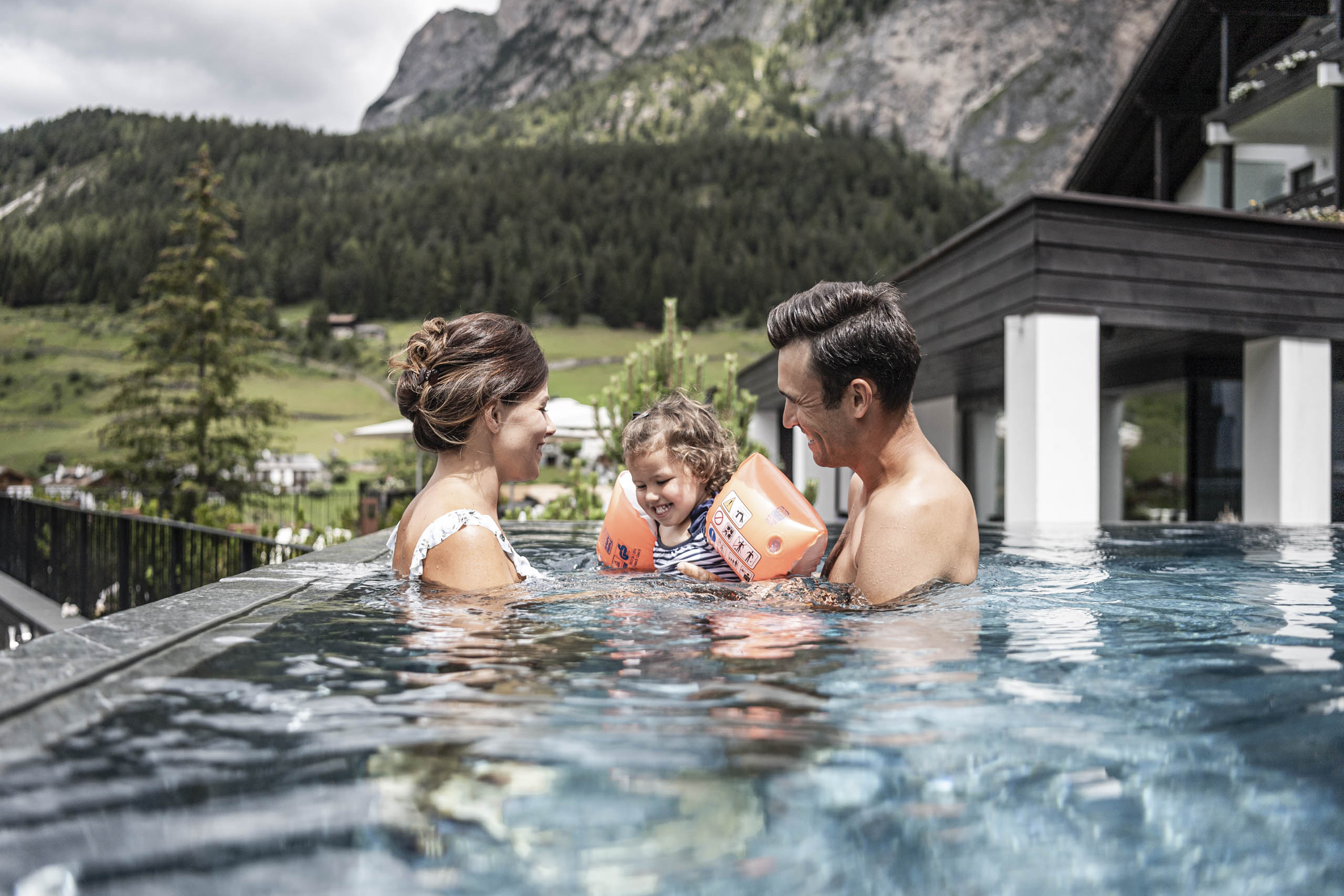 Familienhotel - Sexten - Aussenpool mit Panoramablick - Family Hotel Biancaneve