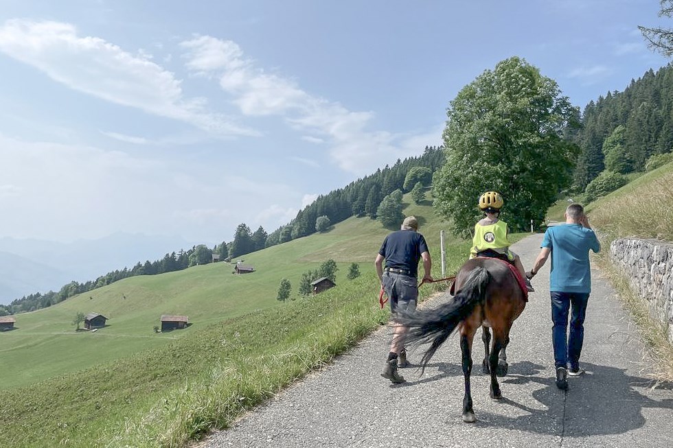 Gorfion Familienhotel Liechtenstein Ausflugsziele Ponyreiten auf Gnalp