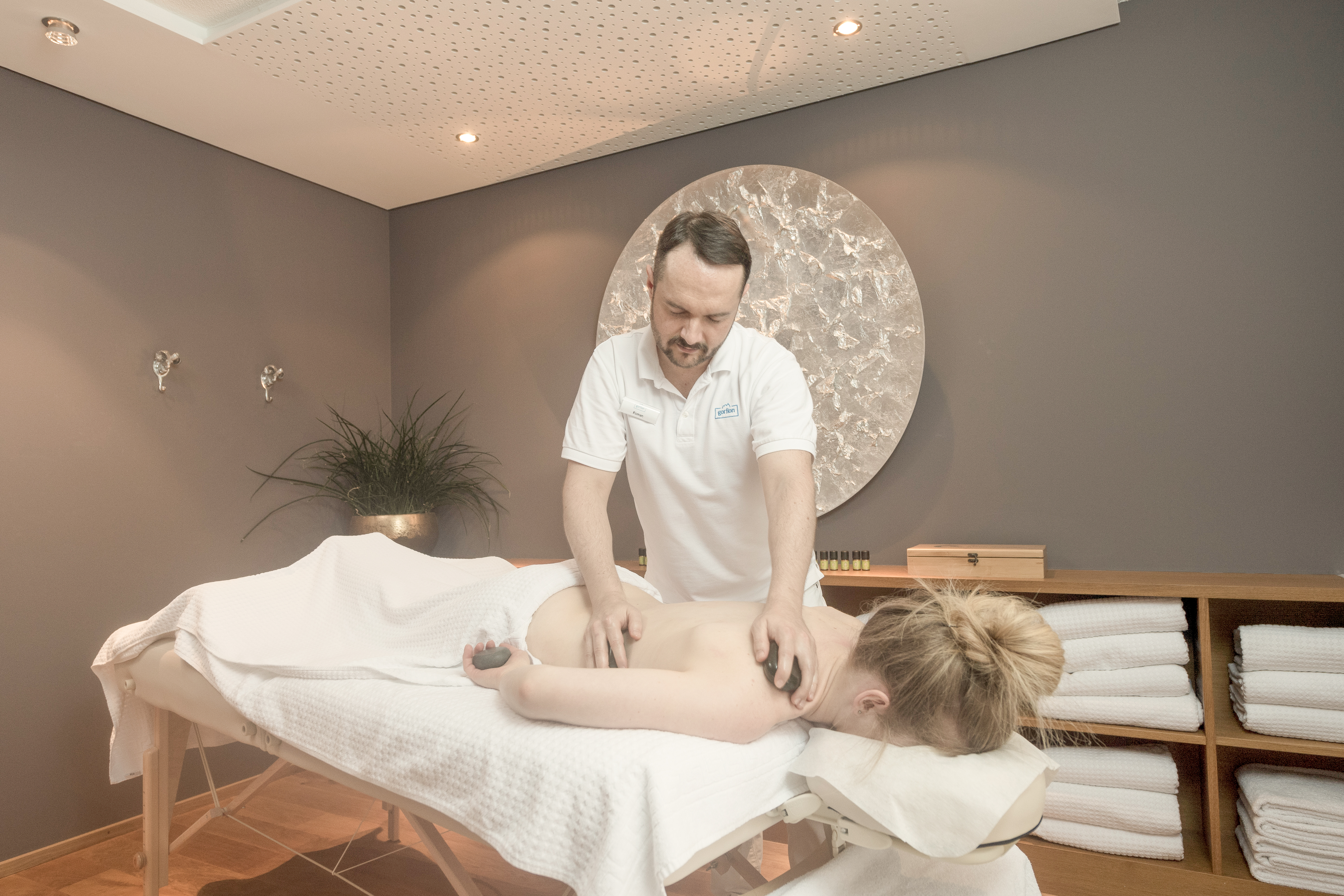 Kinderhotel: Massagen vom hauseigenen Masseur - Gorfion Familienhotel Liechtenstein - Wasser | Wellness
