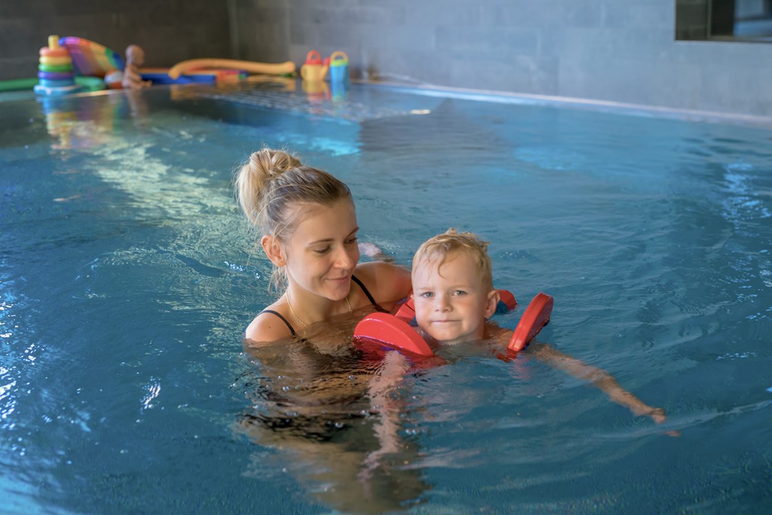 Kinderhotel: Schwimmkurse im Gorfion mit zertifizierten Schwimmtrainerinnen - Gorfion Familotel Liechtenstein