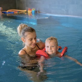 Kinderhotel: Schwimmkurse im Gorfion mit zertifizierten Schwimmtrainerinnen - Gorfion Familotel Liechtenstein