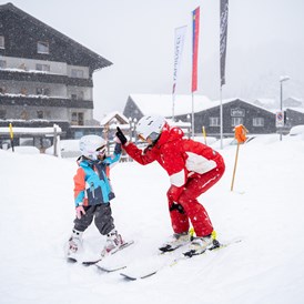 Kinderhotel: Die Skischule startet direkt vor dem Hotel Gorfion - Gorfion Familotel Liechtenstein