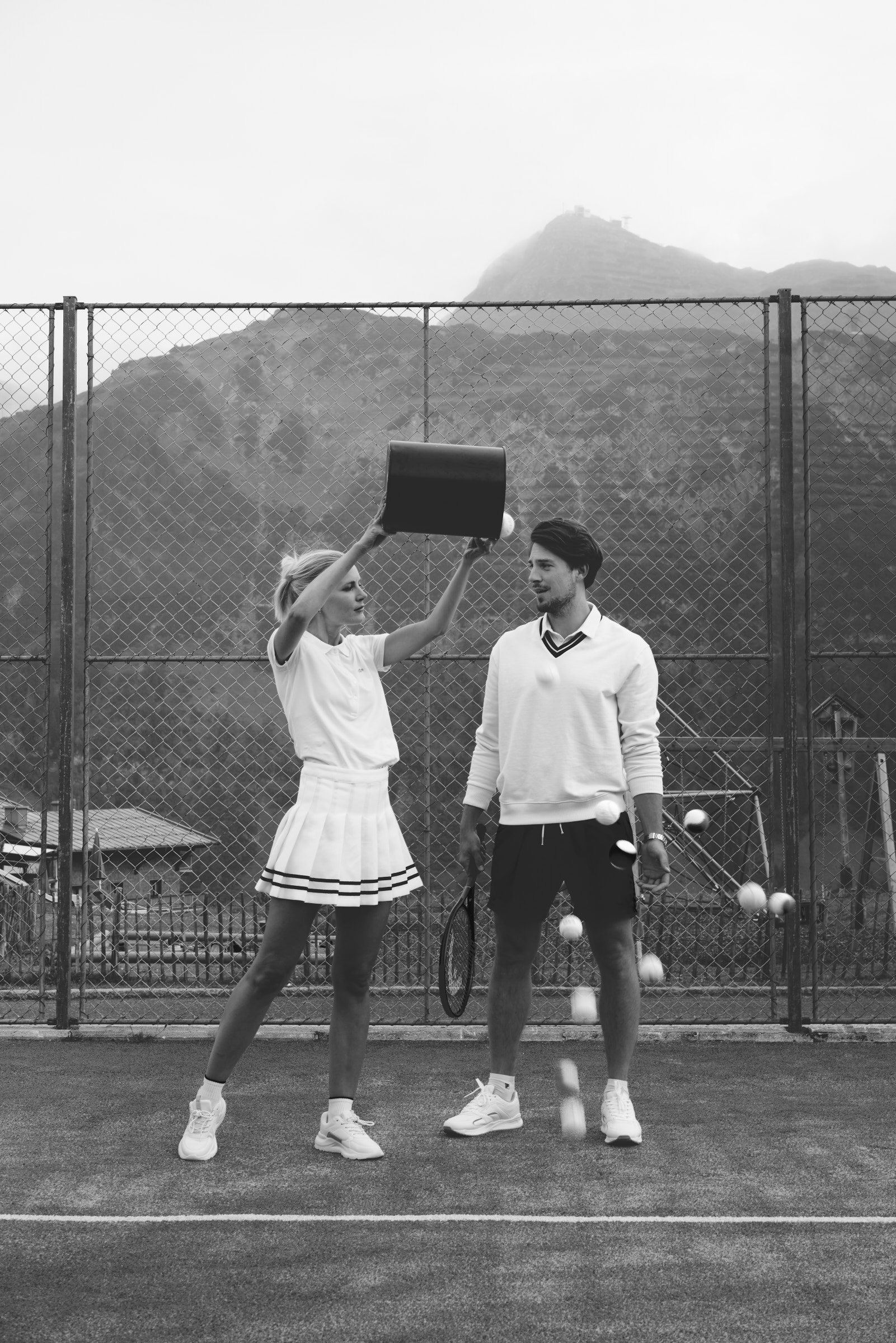 Kinderhotel: Hauseigener Tennisplatz direkt vor dem Hotel mit Blick auf die Lechtaler Alpen  - Burg Hotel Lech am Arlberg - Spielen | Entdecken