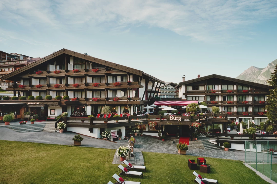 Kinderhotel: Burg Hotel Oberlech im Sommer - Burg Hotel Oberlech