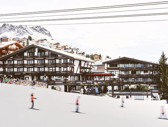 Kinderhotel: Burg Hotel Oberlech im Winter mit der Ski-In Ski-Out - Burg Hotel Oberlech