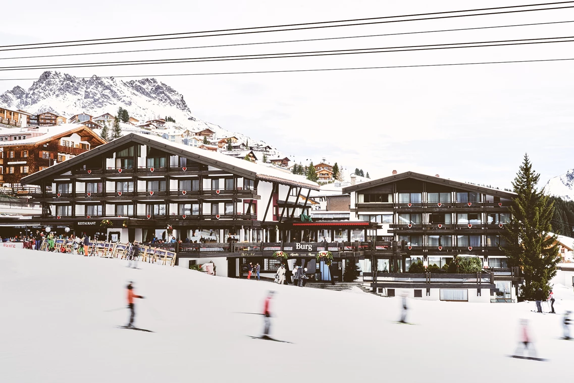Kinderhotel: Burg Hotel Oberlech im Winter mit der Ski-In Ski-Out - Burg Hotel Oberlech