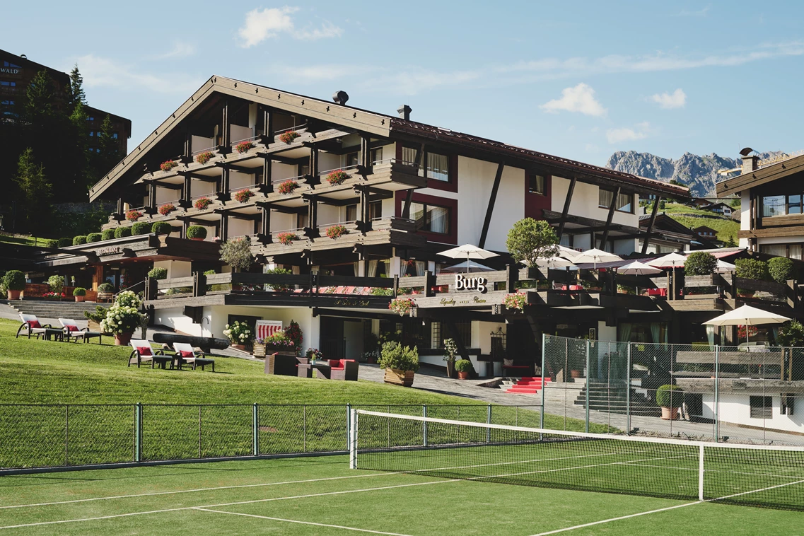 Kinderhotel: Hauseigener Tennisplatz direkt vor dem Burg Hotel  - Burg Hotel Oberlech