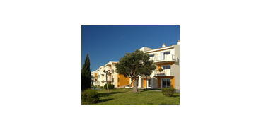 Familienhotel - Mallorca - Blau Punta Reina Resort - Bäume, Wiesen und strahlend blauer Himmel - so lebt der Süden - Blau Punta Reina Resort