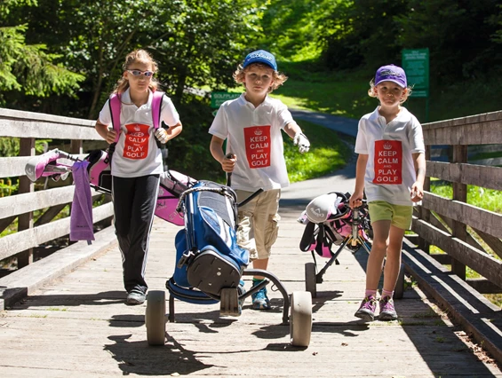 Familienhotel: Der Golfclub Brand bietet spezielle Golfkurse für Kinder und Jugendliche - Familienhotel Lagant