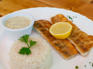 Kinderhotel: Gebratener Fisch mit Reis und Sauce Tatare - ***Erlebnisgasthof Moasterhaus