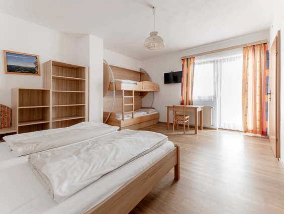Kinderhotel: Vierbettzimmer mit einem Doppelbett und einem Stockbett - ***Erlebnisgasthof Moasterhaus