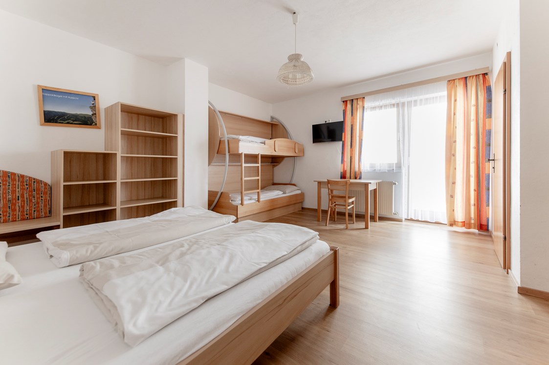 Kinderhotel: Vierbettzimmer mit einem Doppelbett und einem Stockbett - ***Erlebnisgasthof Moasterhaus