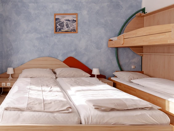 Kinderhotel: Vierbettzimmer mit Doppelbett und Stockbett - ***Erlebnisgasthof Moasterhaus