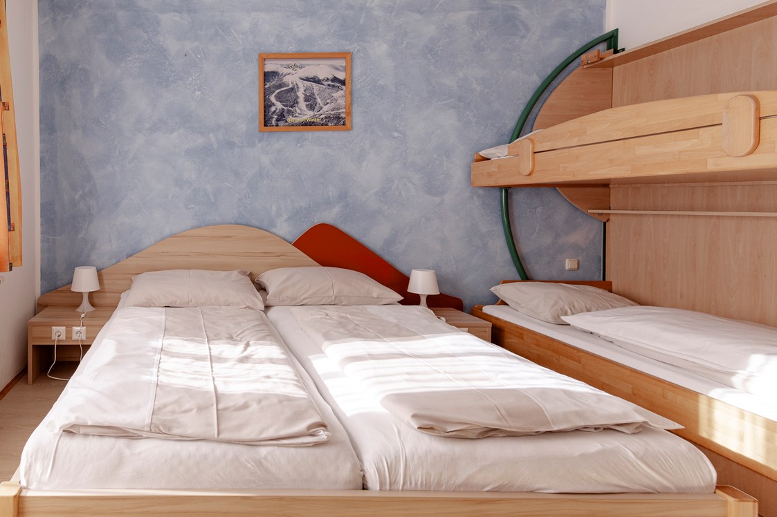 Kinderhotel: Vierbettzimmer mit Doppelbett und Stockbett - ***Erlebnisgasthof Moasterhaus