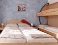 Kinderhotel: Vierbettzimmer mit Doppelbett und Stockbett - ***Erlebnisgasthof Moasterhaus