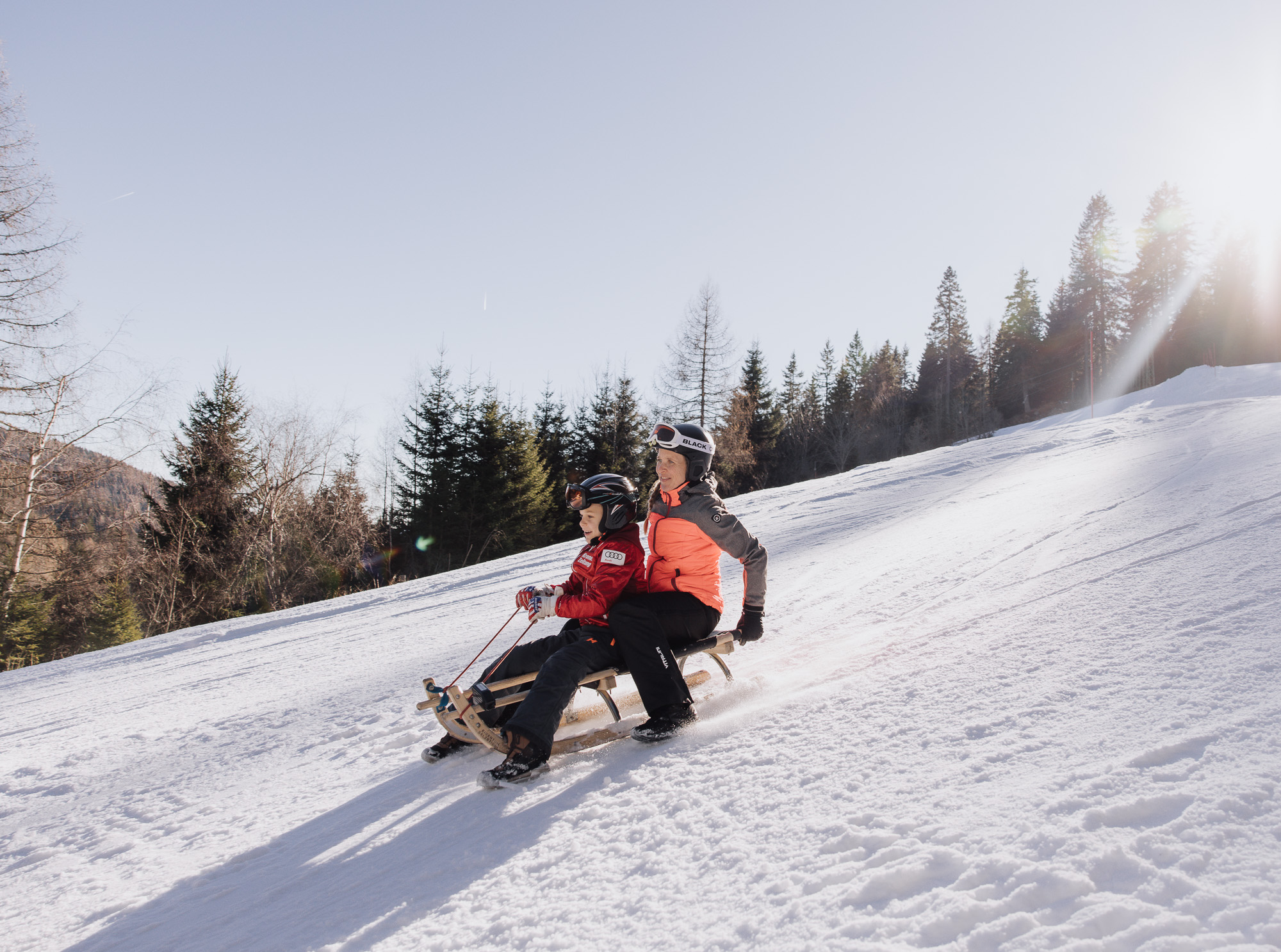 Kinderhotel: Rodelfahrer - Mutter und Kind - Erlebnisgasthof Moasterhaus