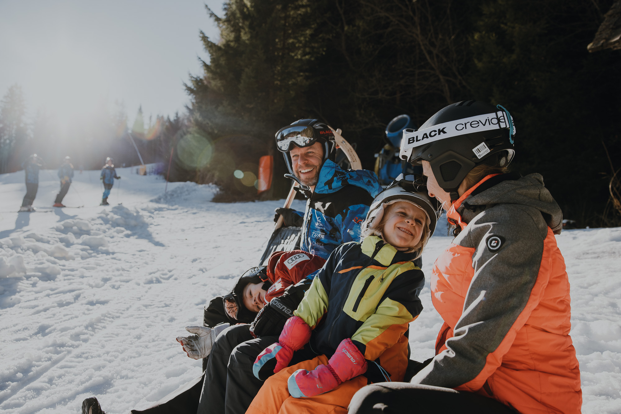 Kinderhotel: Familie am Pistenrand, die eine Pause macht. - Erlebnisgasthof Moasterhaus