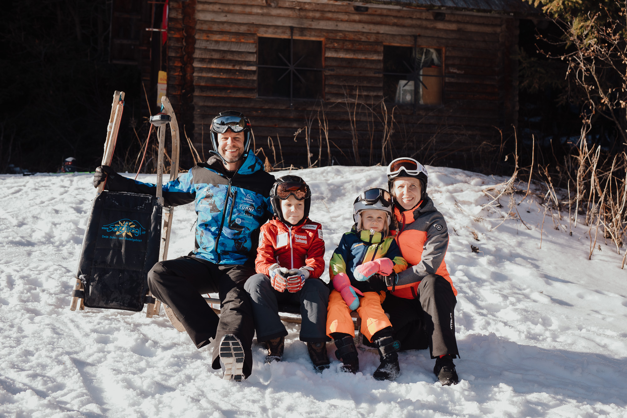 Kinderhotel: Familie mit Rodel - Erlebnisgasthof Moasterhaus