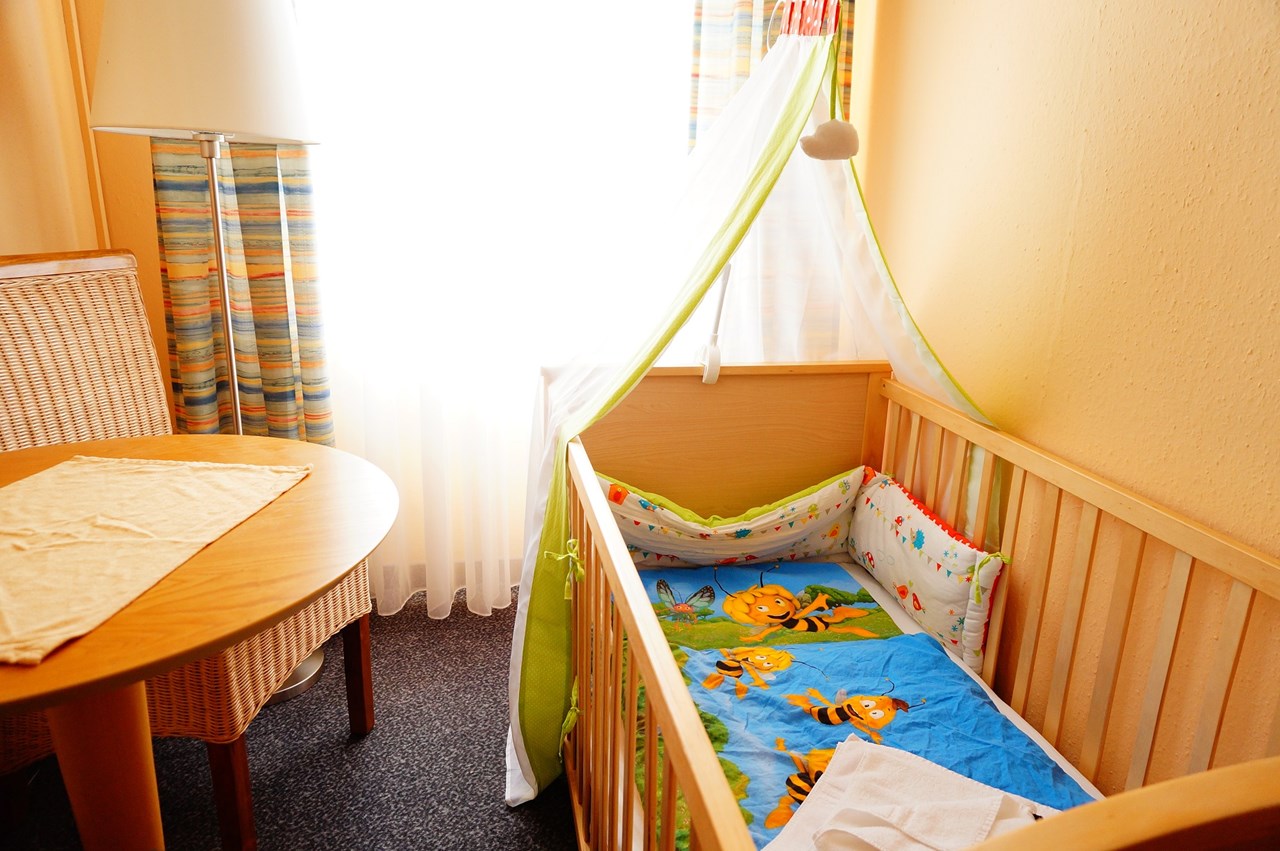 Familienhotel am Tierpark Zimmerkategorien Familienzimmer mit Schlafnische für Kinderbett