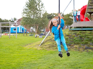 Kinderhotel: Auf unserem Spielplatz wird gerutscht, geschaukelt und getobt - Frieslandstern - Ferienhof und Hotel