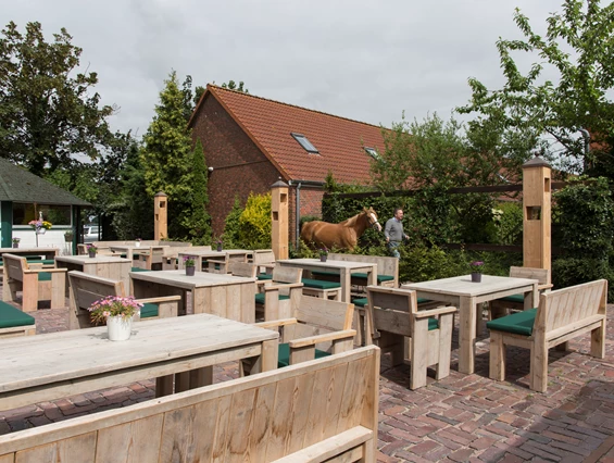 Kinderhotel: Terrasse - Frieslandstern - Ferienhof und Hotel