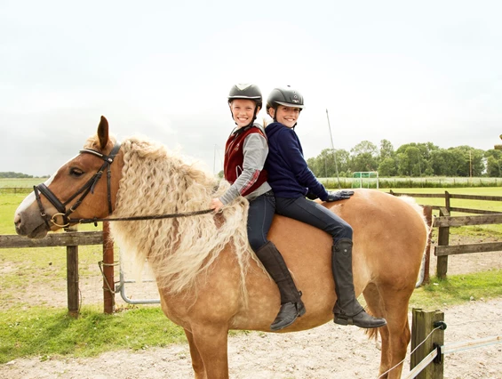 Kinderhotel: Zu zweit macht das Reiten doppelt Spaß - Frieslandstern - Ferienhof und Hotel