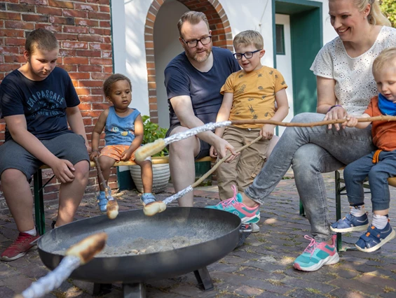 Kinderhotel: Gemeinsam Stockbrot grillen an der Feuerschale - Frieslandstern - Ferienhof und Hotel