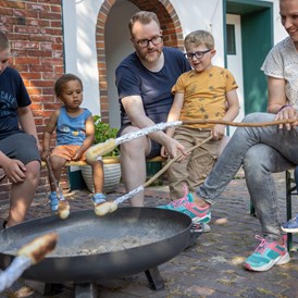 Kinderhotel: Gemeinsam Stockbrot grillen an der Feuerschale - Frieslandstern - Ferienhof und Hotel