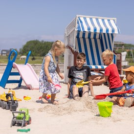 Kinderhotel: Buddeln, matschen und bauen im Sandkasten - Frieslandstern - Ferienhof und Hotel