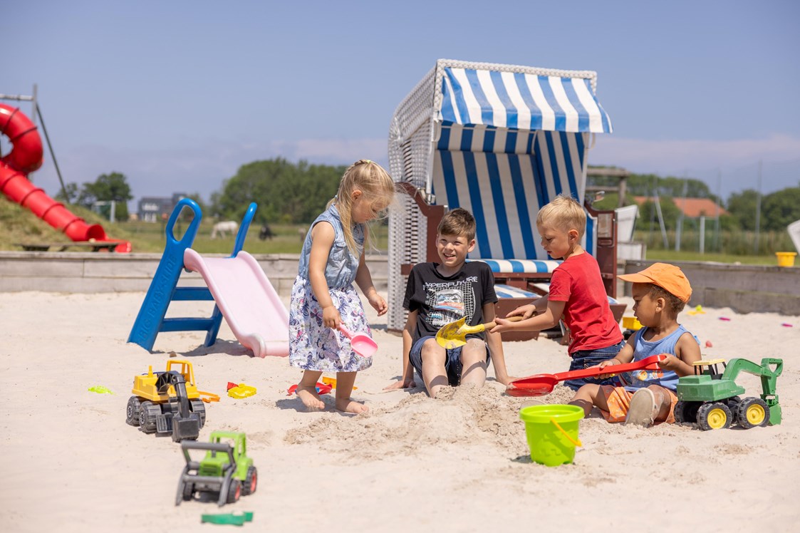 Kinderhotel: Buddeln, matschen und bauen im Sandkasten - Frieslandstern - Ferienhof und Hotel