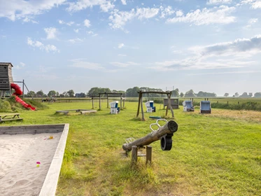 Kinderhotel: Klettern, toben und rutschen auf dem hofeigenen Spielplatz - Frieslandstern - Ferienhof und Hotel