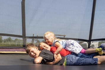 Kinderhotel: Wer springt (oder liegt) im Trampolin am höchsten? - Frieslandstern - Ferienhof und Hotel