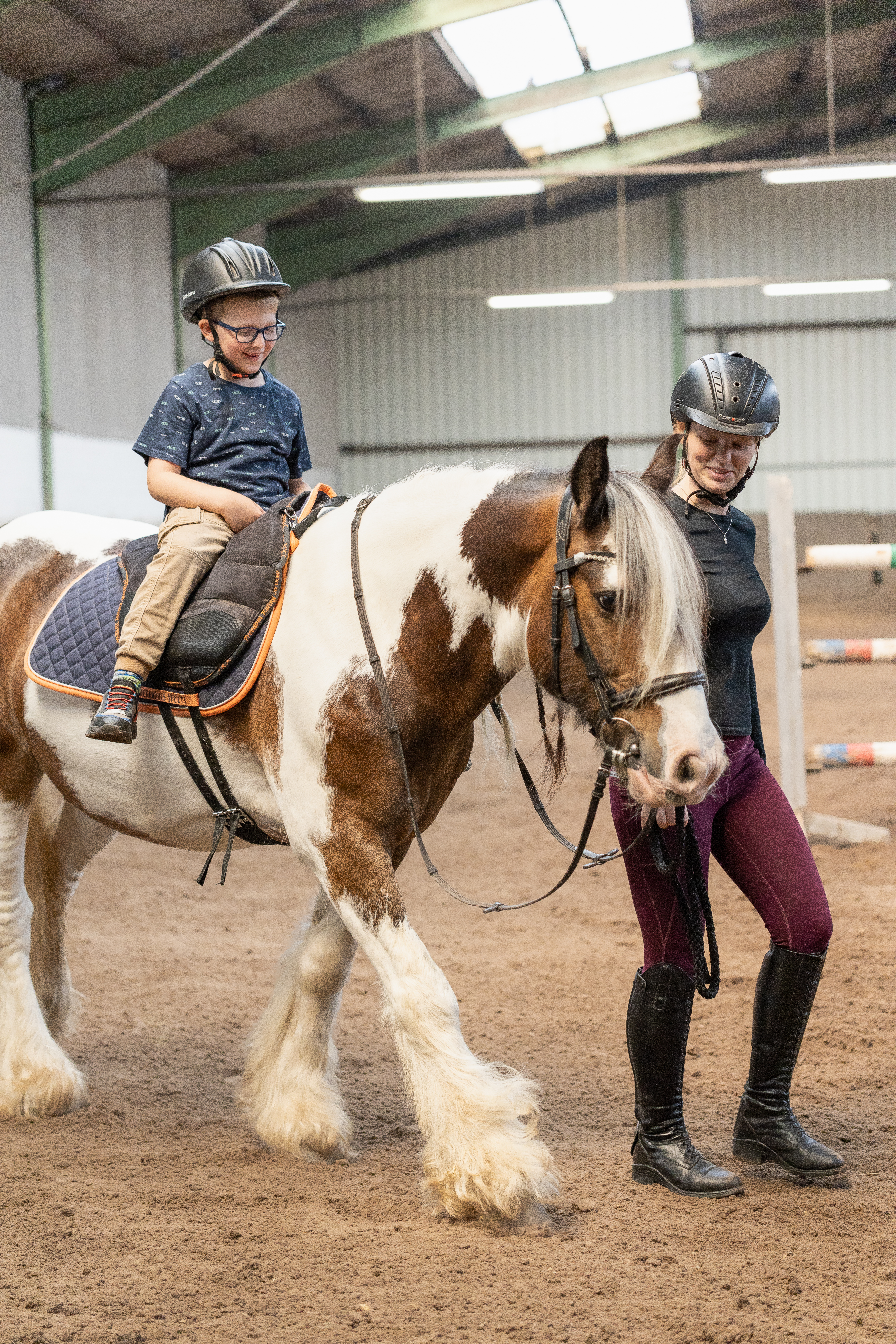 Kinderhotel: Das erste Mal reiten im Reitunterricht - Frieslandstern - Ferienhof und Hotel