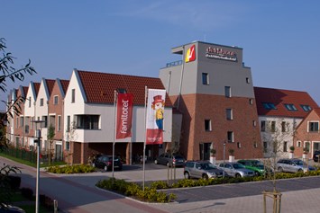 Kinderhotel: Hausansicht - Hotel Deichkrone - Familotel Nordsee