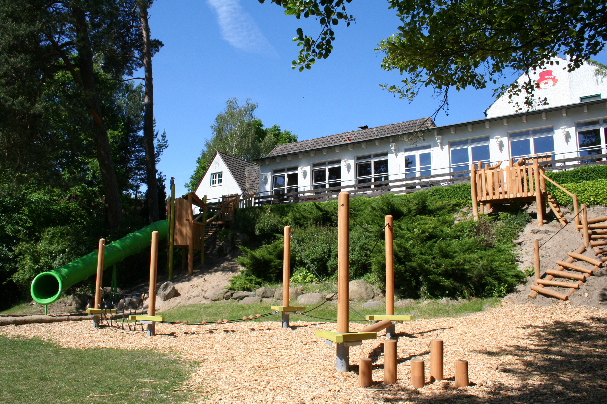 Kinderhotel: Spielplatz am Hang - Familotel Borchard's Rookhus