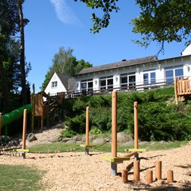 Kinderhotel: Spielplatz am Hang - Familotel Borchard's Rookhus
