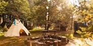 Familienhotel - Wesenberg (Mecklenburgische Seenplatte) - Indianer Claim mit Stockbrotbacken, Bogenschießen und Goldwaschen - Familotel Borchard's Rookhus