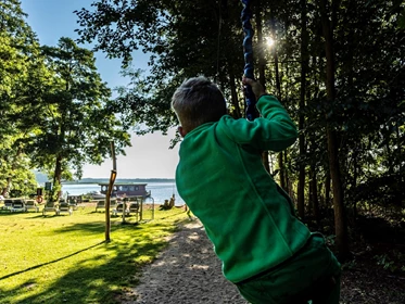 Kinderhotel: Mit der Seilrutsche der Sonne entgegen fliegen. - Familotel Borchard's Rookhus